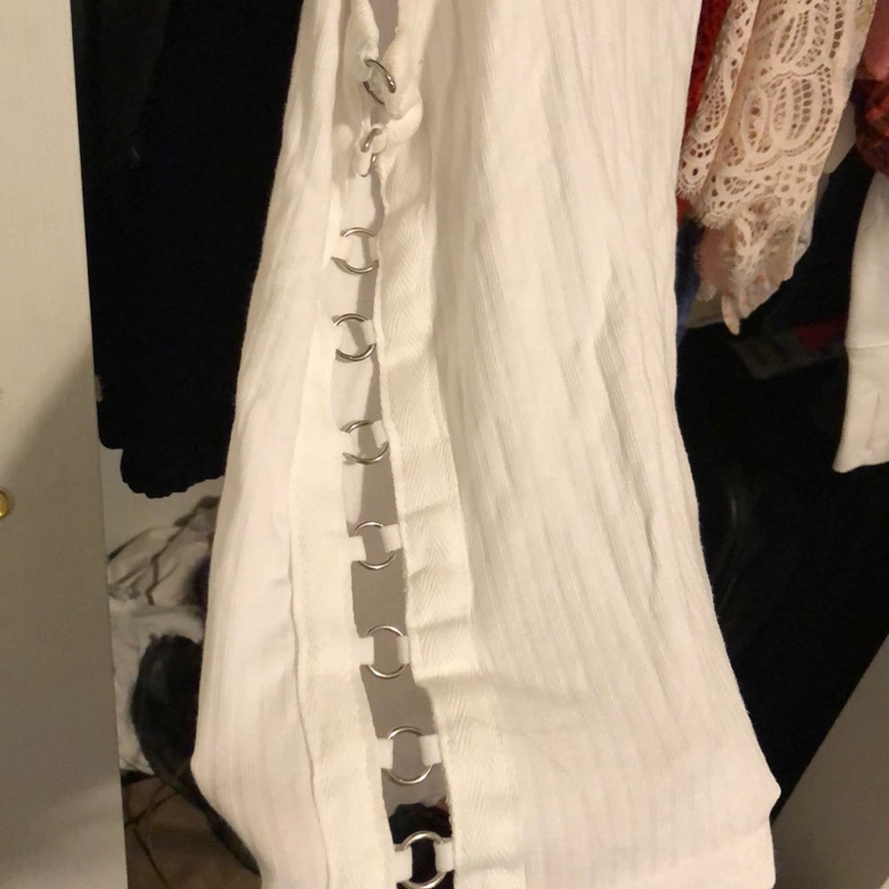 White tank, chained side top 💕